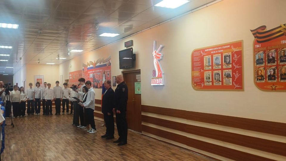 Накануне в средней школе 29 Центрального района г. Новосибирска состоялось торжественное мероприятие - посвящение в юные инспекторы дорожного движения «13 трамвай»