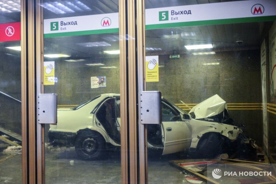 Toyota Corolla снесла двери и въехала в станцию метро "Золотая нива" в Новосибирске