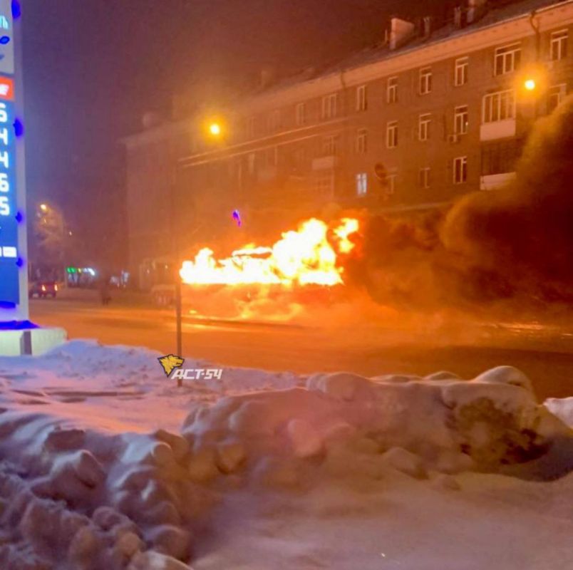 Трамвай полностью сгорел у дома №67 проспекте Дзержинского, у дома № 67