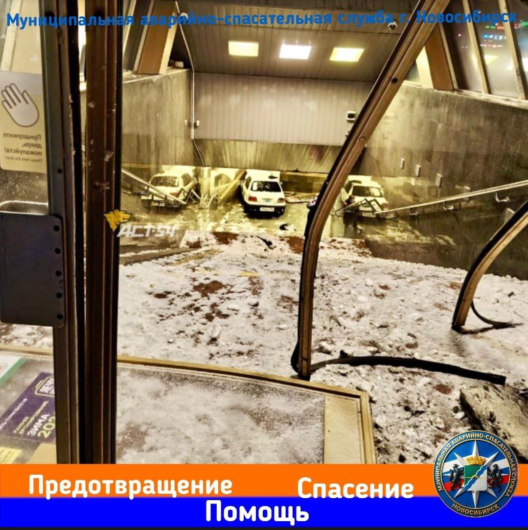 В Новосибирске машина протаранила двери метро и на полной скорости влетела в переход В Новосибирске машина протаранила двери метро и на полной скорости влетела в переход
