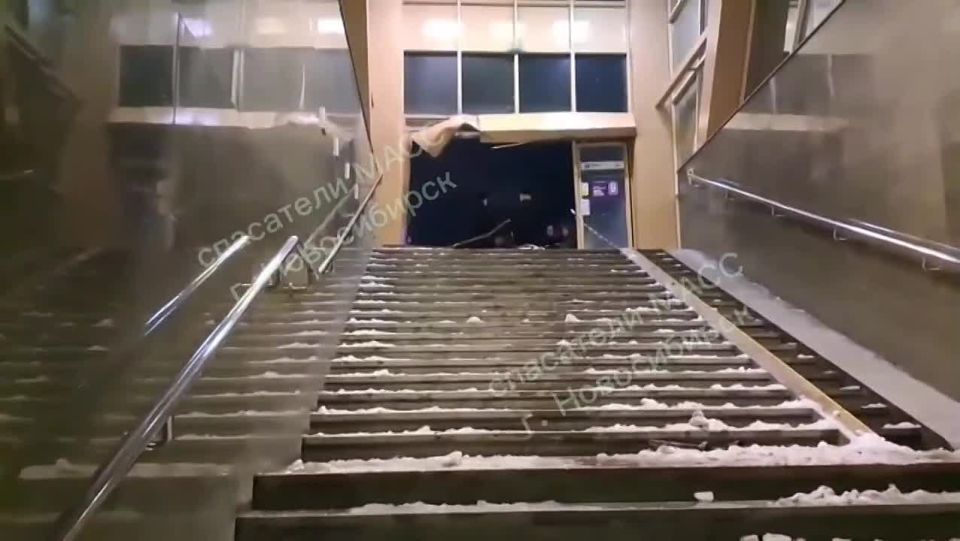 Автомобиль на полной скорости влетел во вход в метро "Золотая Нива" в Новосибирске