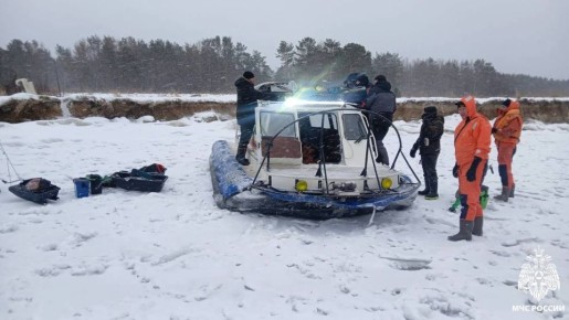 Спасатели сняли 13 рыбаков с оторвавшейся льдины на Новосибирском водохранилище