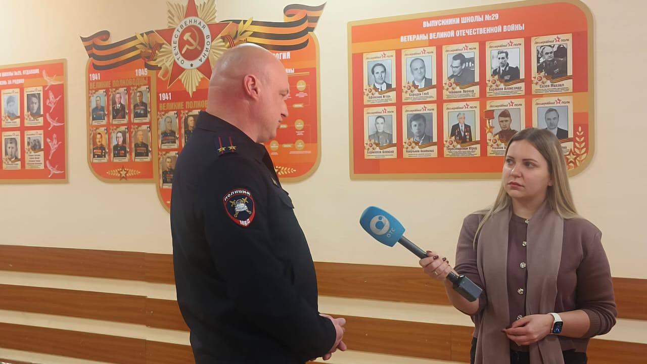 Накануне в средней школе 29 Центрального района г. Новосибирска состоялось торжественное мероприятие - посвящение в юные инспекторы дорожного движения «13 трамвай» Накануне в средней школе 29 Центрального района г. Новосибирска состоялось торжественное мероприятие - посвящение в юные инспекторы дорожного движения «13 трамвай»