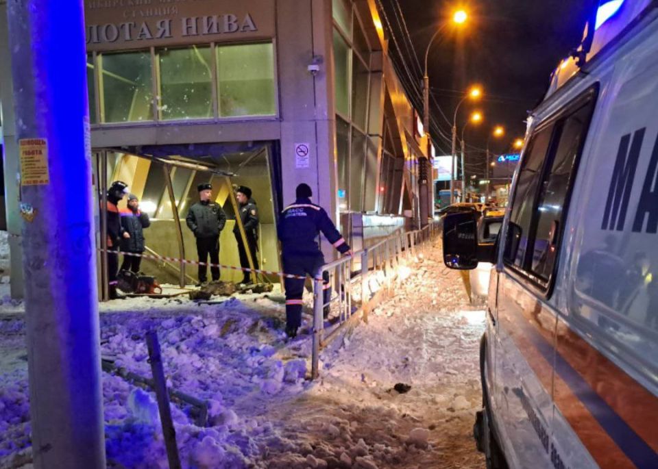 Водителя легковушки, которая влетела в вестибюль метро в Новосибирске, ищет полиция