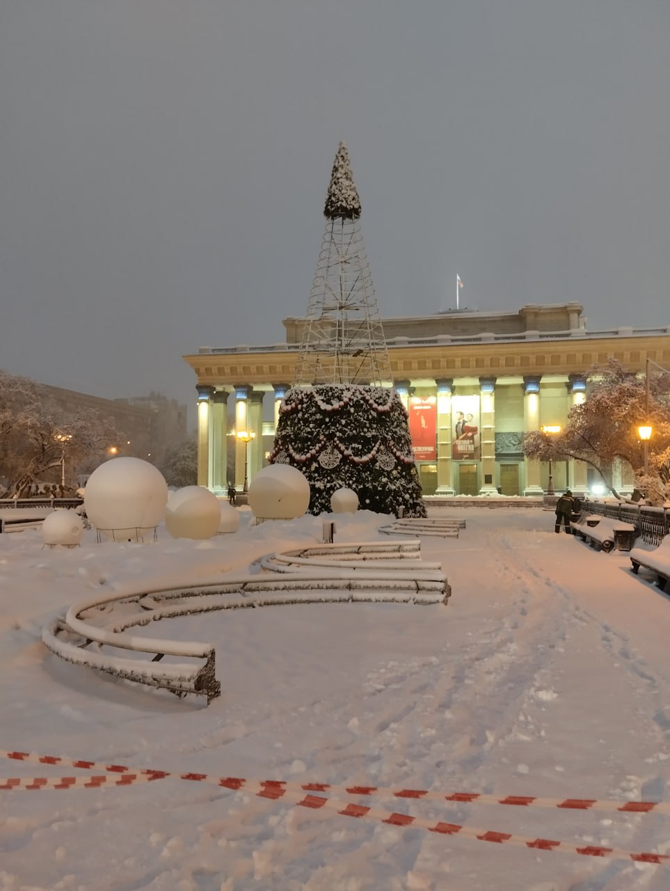 Главную новогоднюю ёлку украшают перед оперным театром