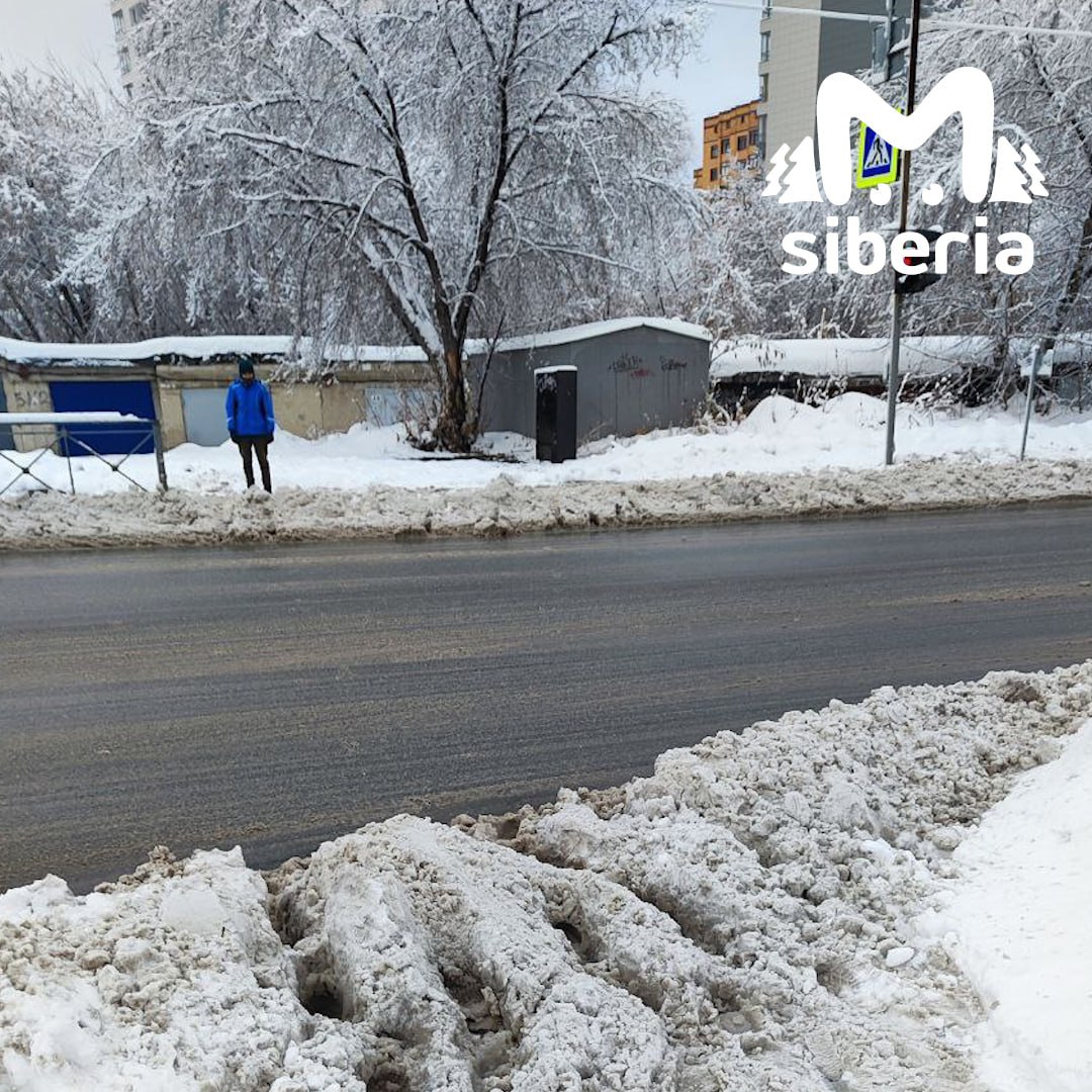 Водители стоят в пробках, пешеходы тонут в снежной каше