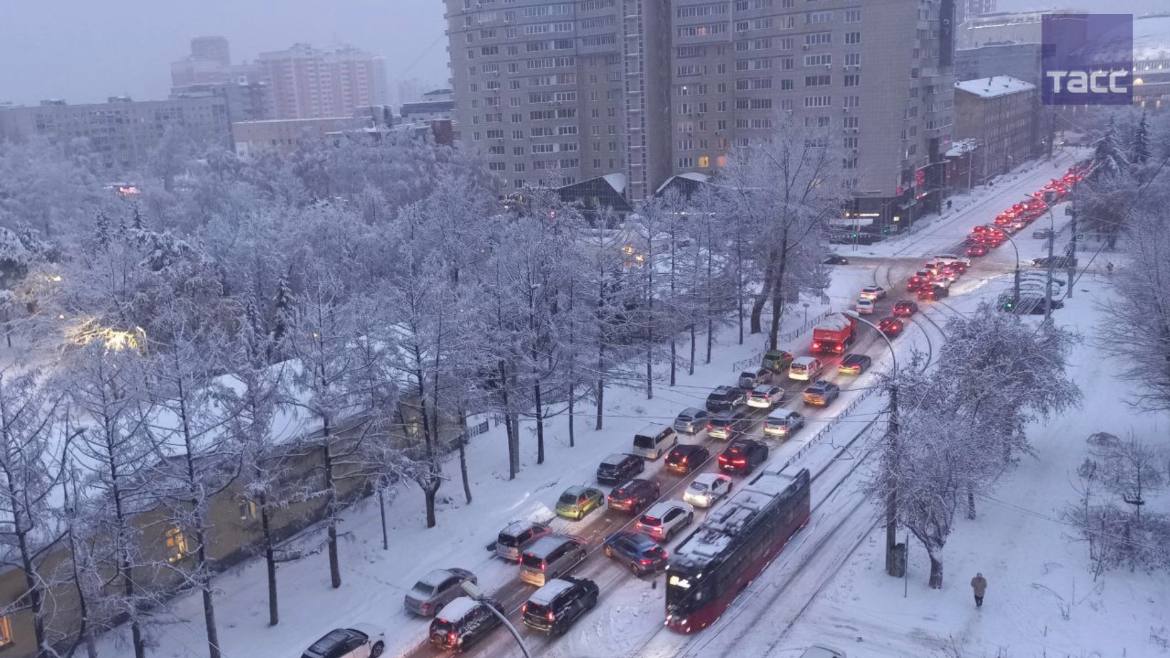 Пробки в Новосибирске достигли максимальных 10 баллов из-за продолжающегося обильного снегопада, следует из данных «2ГИС» Пробки в Новосибирске достигли максимальных 10 баллов из-за продолжающегося обильного снегопада, следует из данных «2ГИС»