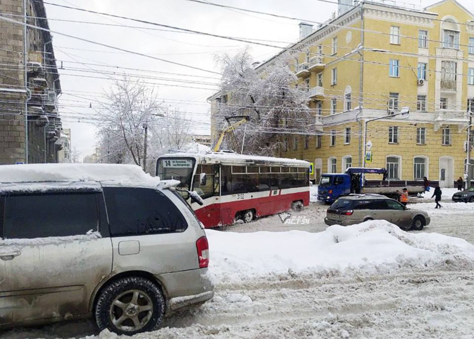 Трамвай сошёл с рельс в Новосибирске