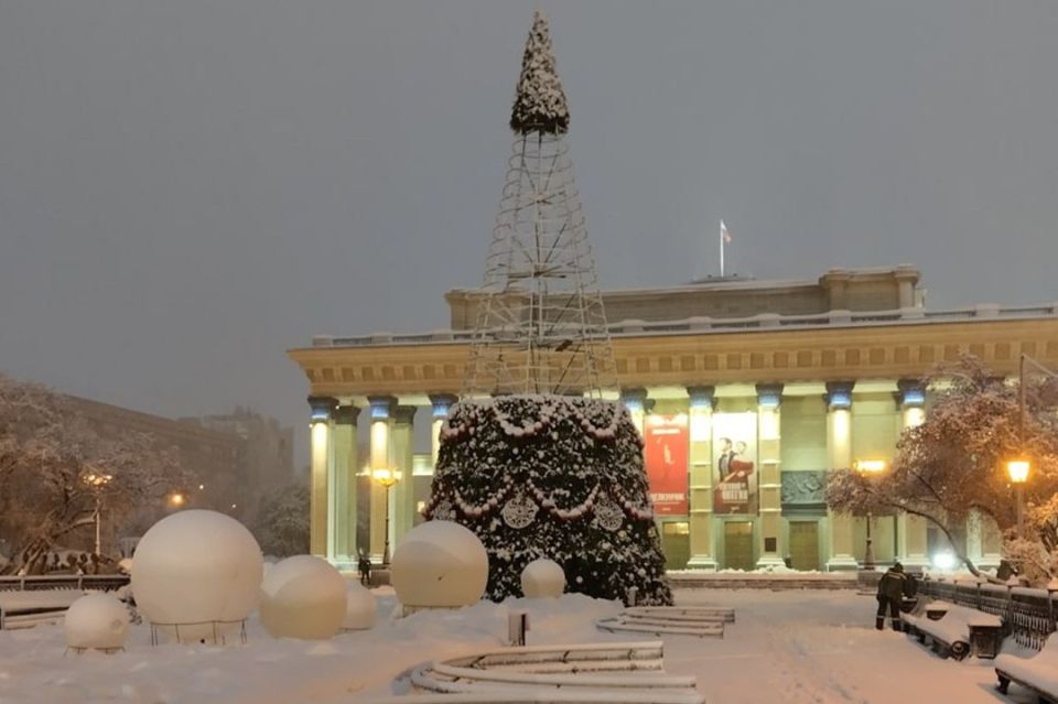 В Театральном сквере начали устанавливать главную городскую елку