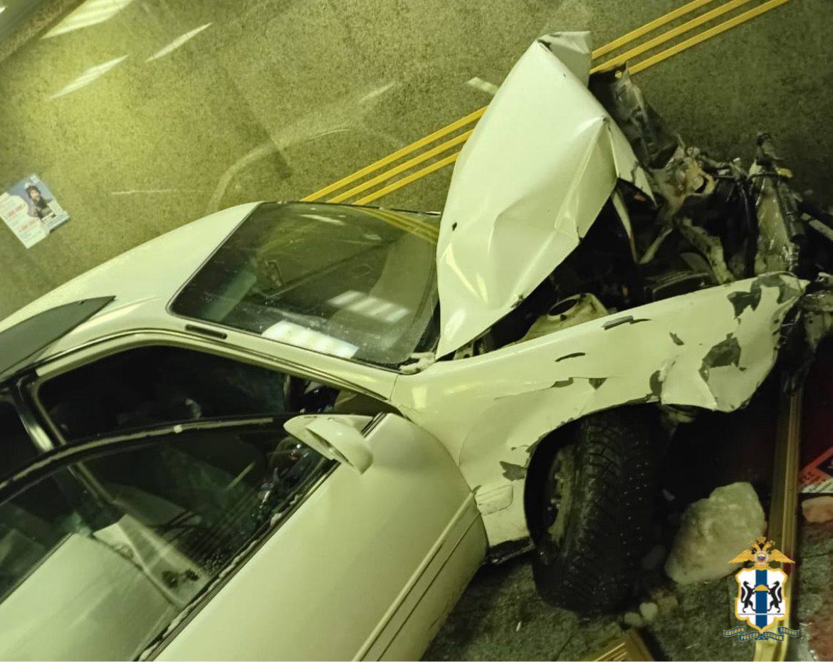 Водителю, который влетел на легковушке в вестибюль метро в Новосибирске, дали семь суток ареста Водителю, который влетел на легковушке в вестибюль метро в Новосибирске, дали семь суток ареста