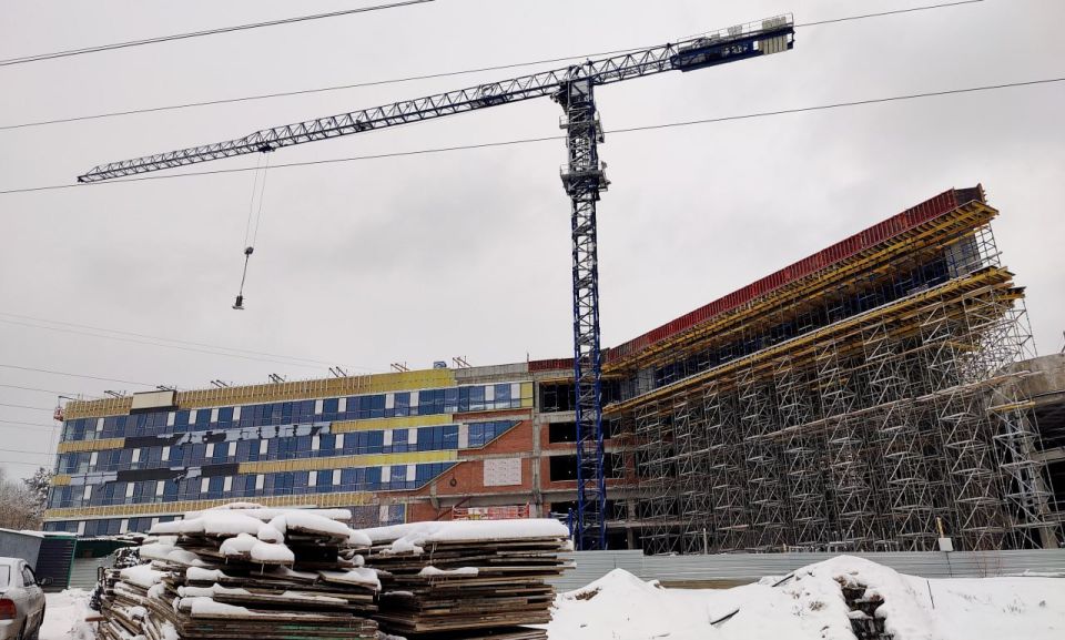 Инспекторы проверили стройку частной школы с бассейном в Новосибирске