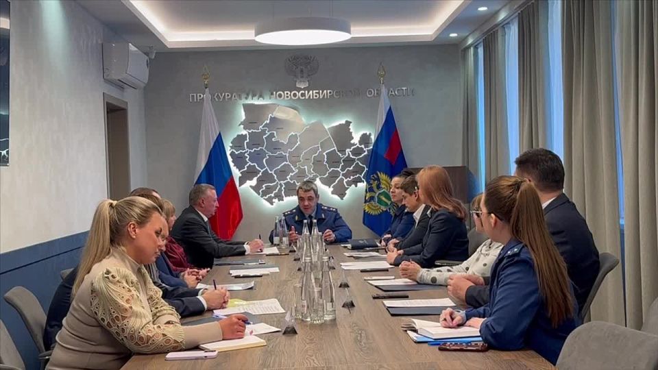 Прокурор Новосибирской области Александр Бучман провел «круглый стол» с руководителями региональных ВУЗов по вопросам оказания мер социальной поддержки студентам - участникам СВО и членам их семей