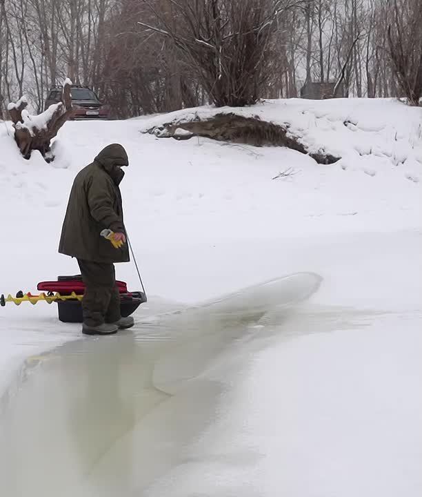 Тренировку с провалом под лёд провели на Оби в Новосибирске