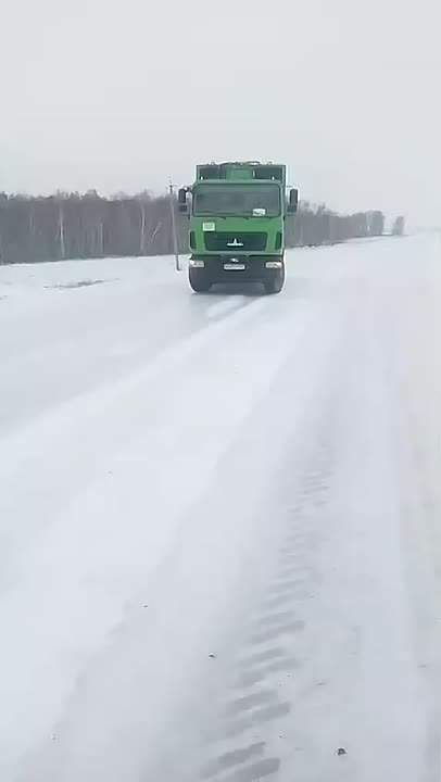 Мусоровоз из-за «катка» не смог забрать отходы в Новосибирской области