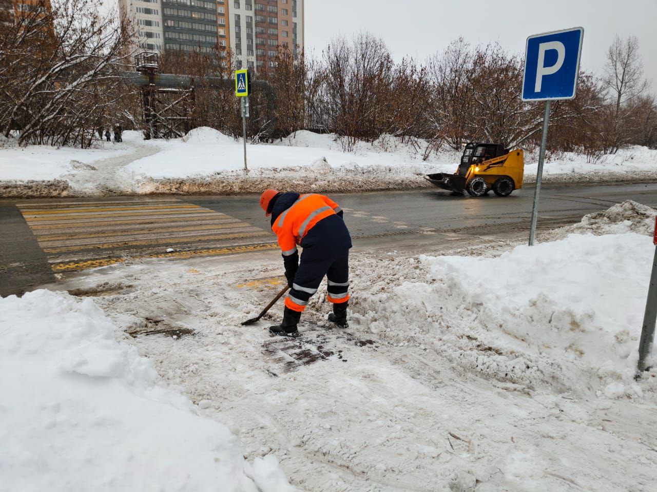 ДЭУ продолжают работы по расчистке города от снега ДЭУ продолжают работы по расчистке города от снега