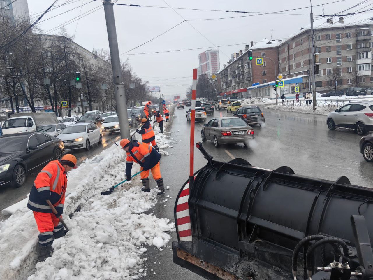 ДЭУ продолжают работы по расчистке города от снега