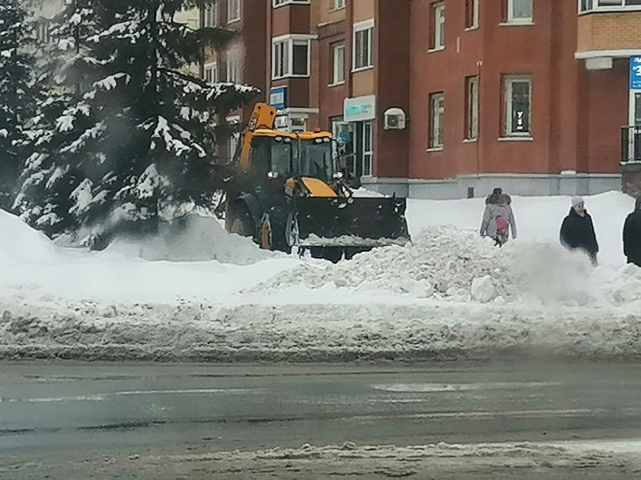 ДЭУ продолжают работы по расчистке города от снега ДЭУ продолжают работы по расчистке города от снега