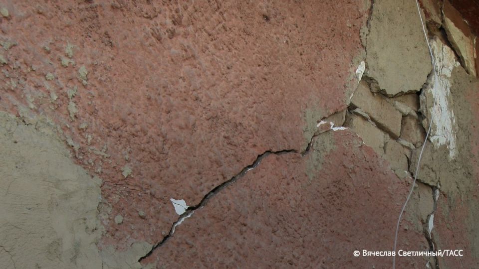 Огромная трещина пошла по стене здания школы №3 в центре Новосибирска