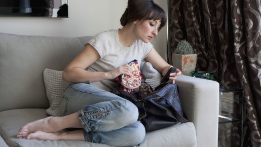 Вонь из самой дешевой сумки исчезнет по щелчку пальцев: вот что нужно в нее положить