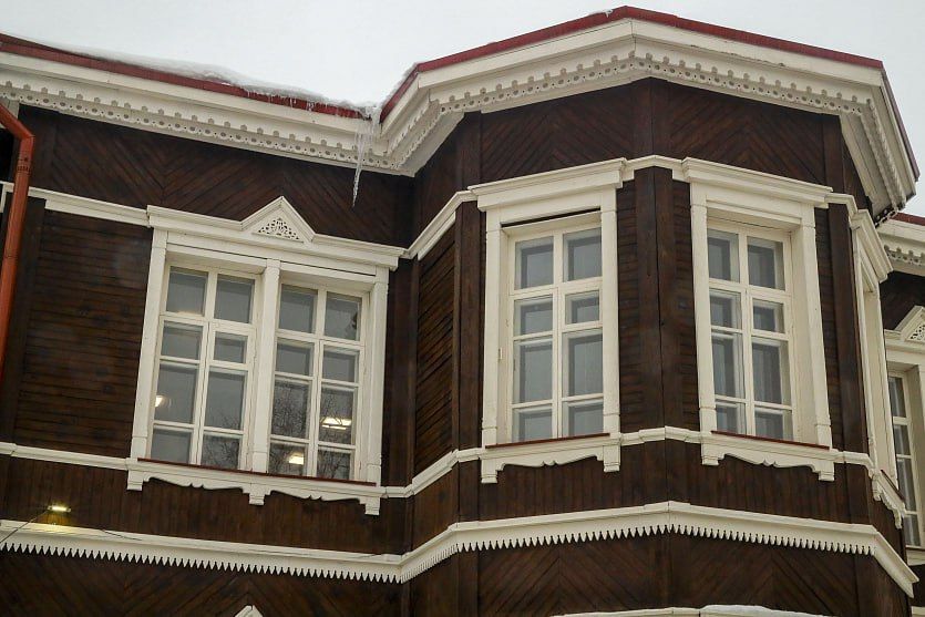 Фасад и отмостку обновили у исторической школы рабочих на Владимировской