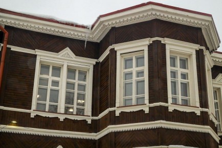 Фасад и отмостку обновили у исторической школы рабочих на Владимировской