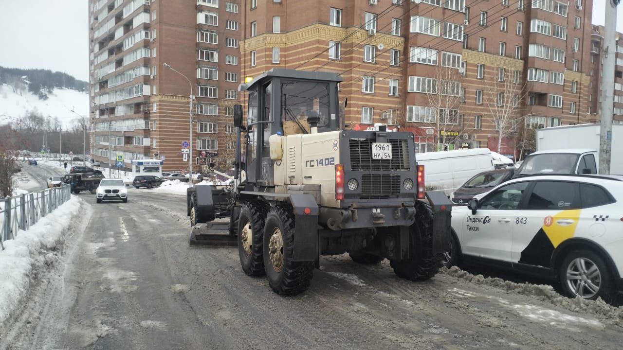 ДЭУ продолжают работы по расчистке города от снега ДЭУ продолжают работы по расчистке города от снега