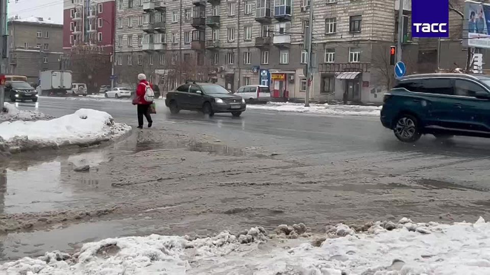 Плюсовая температура воздуха в конце ноября в Новосибирске привела к таянию льда и снега, в городе образовались огромные лужи