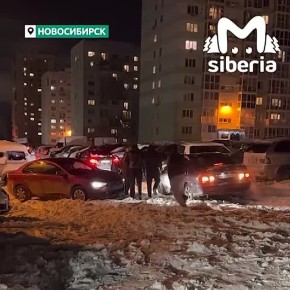 Новосибирцы вытолкали машину из снежного плена в Новосибирске