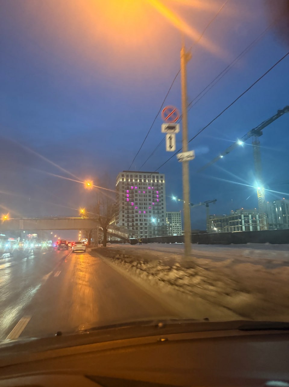 Жители и гости Новосибирска, проезжающие по улице Большевистской в сторону Академгородка, стали свидетелями необычного зрелища — на одном из домов в ЖК «Европейский берег» (ул Жители и гости Новосибирска, проезжающие по улице Большевистской в сторону Академгородка, стали свидетелями необычного зрелища — на одном из домов в ЖК «Европейский берег» (ул