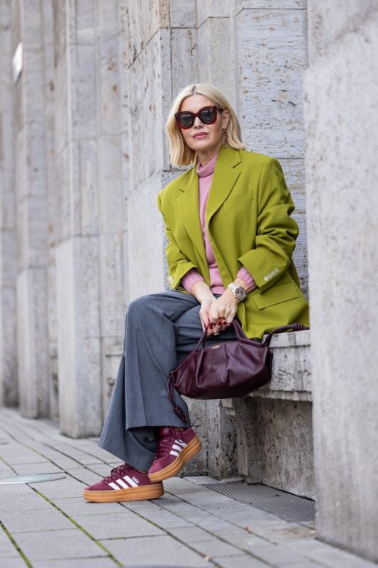 Стиль вне возраста: как яркие образы могут преобразить женщин за 50