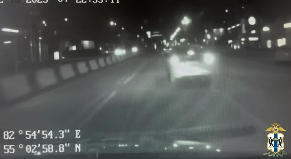 20-летняя нетрезвая жительница Новосибирска угнала автомобиль своего знакомого и поехала кататься по вечернему городу