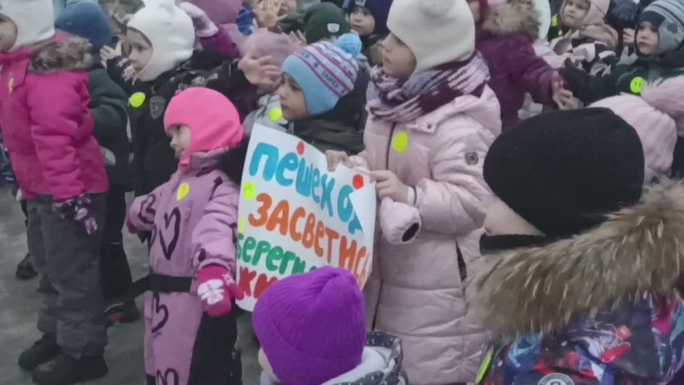 ЯРКАЯ НОВОСТЬ. Сотрудники Госавтоинспекции провели флешмоб «Засветись, будь заметным на дороге!» В детском саду № 331 Ленинского района г. Новосибирска прошел танцевальный флешмоб, призывающий всех пешеходов использовать...