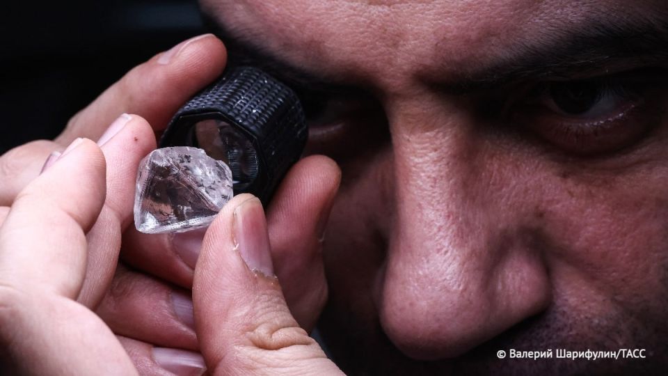 Новосибирские ученые смогли частично превратить грани алмаза в графит для применения в промышленности, сообщает официальное издание СО РАН «Наука в Сибири»