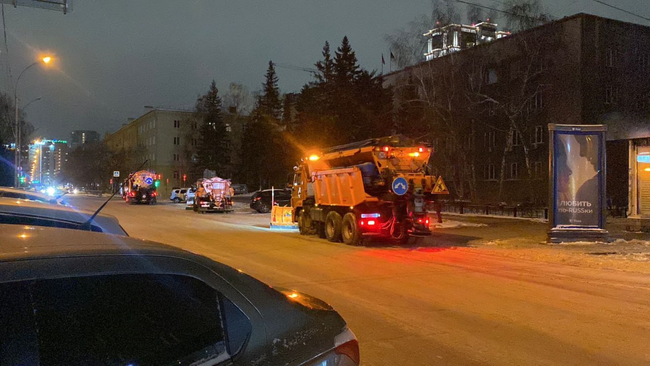 Центральный округ задействует максимальное количество техники для уборки дорог и тротуаров Центральный округ задействует максимальное количество техники для уборки дорог и тротуаров