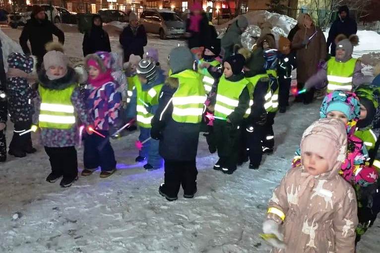 ЯРКАЯ НОВОСТЬ. Сотрудники Госавтоинспекции провели флешмоб «Засветись, будь заметным на дороге!» В детском саду № 331 Ленинского района г. Новосибирска прошел танцевальный флешмоб, призывающий всех пешеходов использовать... ЯРКАЯ НОВОСТЬ. Сотрудники Госавтоинспекции провели флешмоб «Засветись, будь заметным на дороге!» В детском саду № 331 Ленинского района г. Новосибирска прошел танцевальный флешмоб, призывающий всех пешеходов использовать...