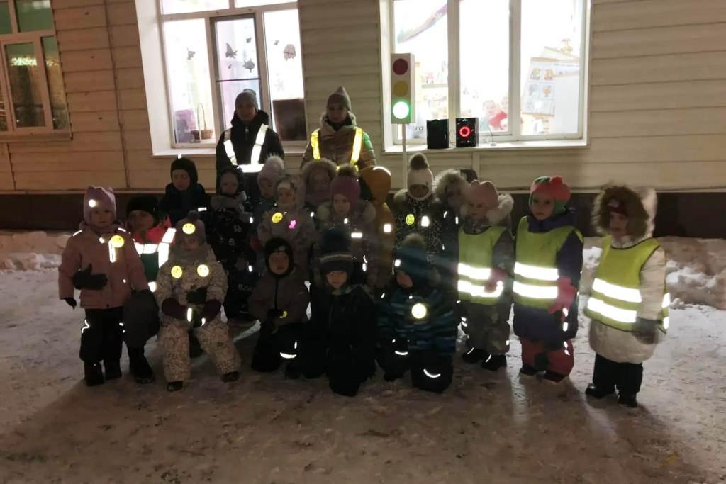 ЯРКАЯ НОВОСТЬ. Сотрудники Госавтоинспекции провели флешмоб «Засветись, будь заметным на дороге!» В детском саду № 331 Ленинского района г. Новосибирска прошел танцевальный флешмоб, призывающий всех пешеходов использовать... ЯРКАЯ НОВОСТЬ. Сотрудники Госавтоинспекции провели флешмоб «Засветись, будь заметным на дороге!» В детском саду № 331 Ленинского района г. Новосибирска прошел танцевальный флешмоб, призывающий всех пешеходов использовать...