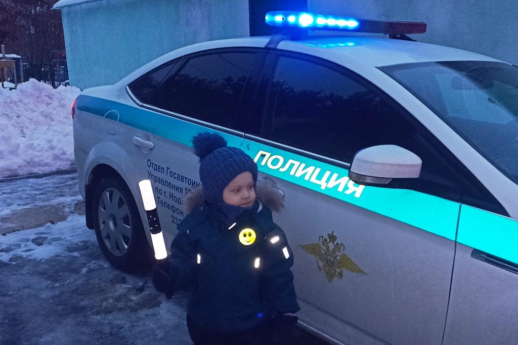 ЯРКАЯ НОВОСТЬ. Сотрудники Госавтоинспекции провели флешмоб «Засветись, будь заметным на дороге!» В детском саду № 331 Ленинского района г. Новосибирска прошел танцевальный флешмоб, призывающий всех пешеходов использовать... ЯРКАЯ НОВОСТЬ. Сотрудники Госавтоинспекции провели флешмоб «Засветись, будь заметным на дороге!» В детском саду № 331 Ленинского района г. Новосибирска прошел танцевальный флешмоб, призывающий всех пешеходов использовать...