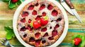 Этот вкуснейший пирог станет вашим хитом: сделайте лакомство из клубники и молока