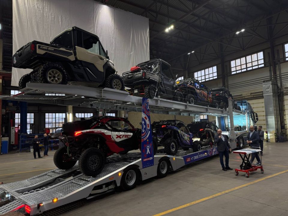 Первый отечественный двухъярусный автовоз на восемь машин представили в Новосибирской области, сообщает правительство региона