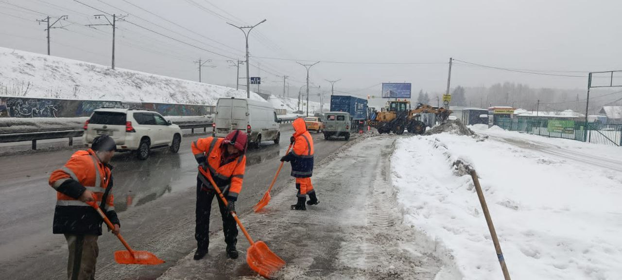 За сутки вывезено более 26 тысяч кубометров снега За сутки вывезено более 26 тысяч кубометров снега