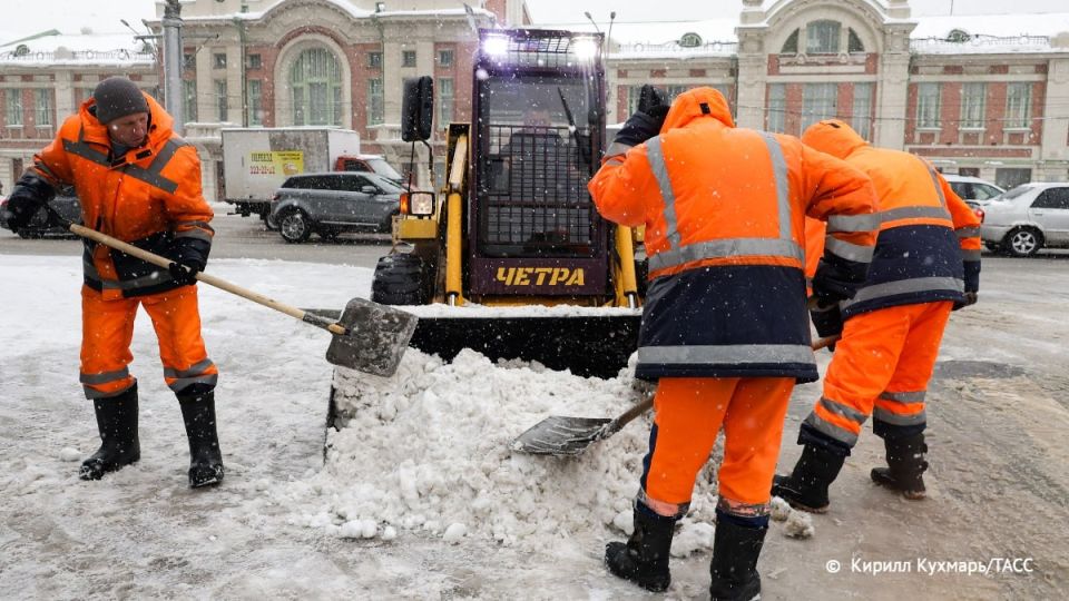 На фоне сильных снегопадов власти Новосибирска выделили на уборку снега и наледи дополнительно 70 млн рублей, сообщили в мэрии города