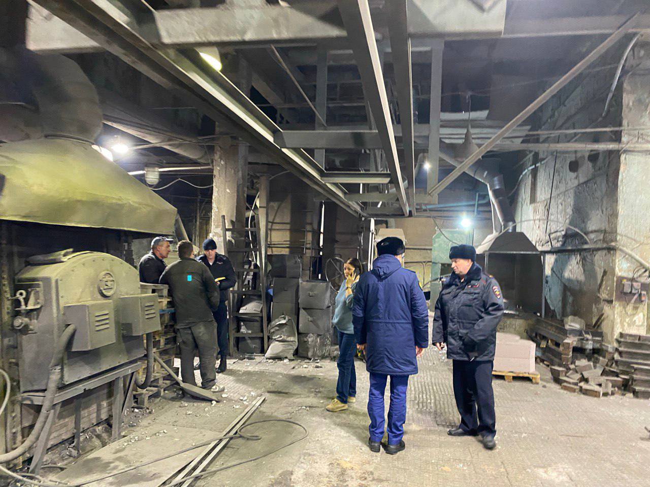 Три человека пострадали при взрыве горячего металла на заводе в Новосибирской области Три человека пострадали при взрыве горячего металла на заводе в Новосибирской области