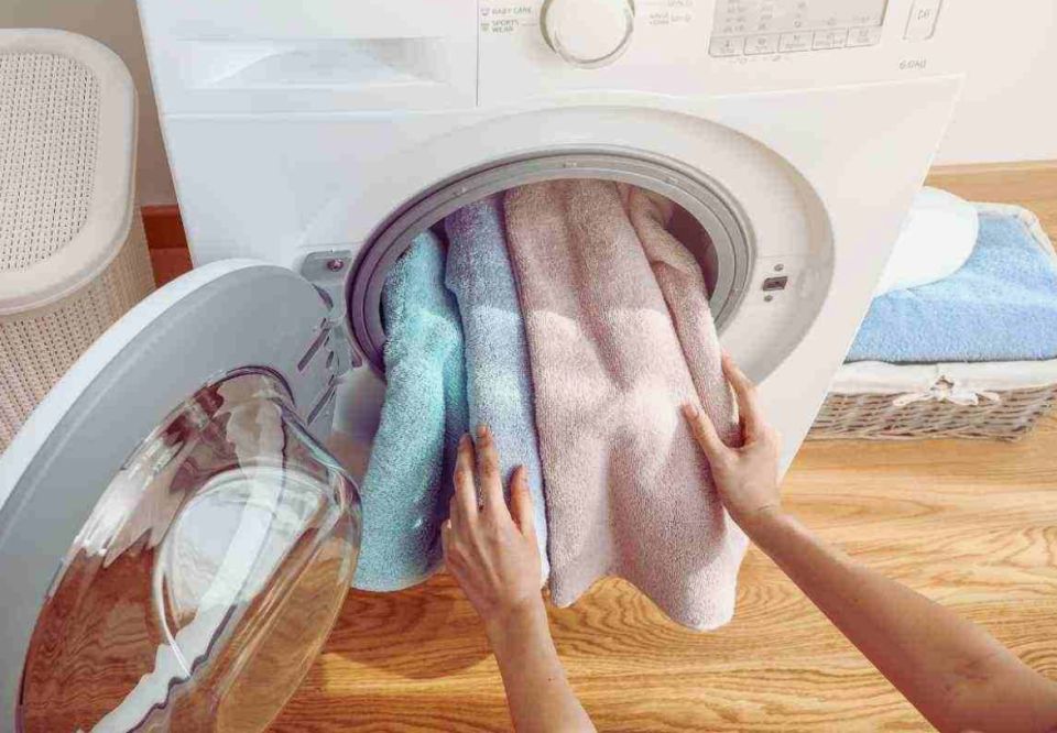 Почему ручная стирка все еще актуальна: секреты ухода за деликатными тканями