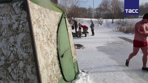 Любители холодового плавания открыли сезон моржевания в Новосибирске, где температура воздуха опустилась до -27