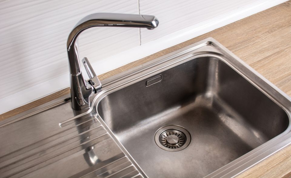 Испорченную мойку из нержавейки спасет лишь одно средство: темные пятна уйдут