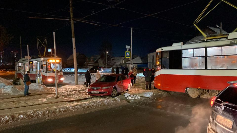 Трамвай и иномарка столкнулись в Новосибирске