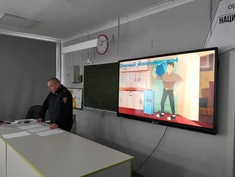 В Новосибирской области сотрудники полиции провели в школах цикл мероприятий по профилактике мошенничества В Новосибирской области сотрудники полиции провели в школах цикл мероприятий по профилактике мошенничества