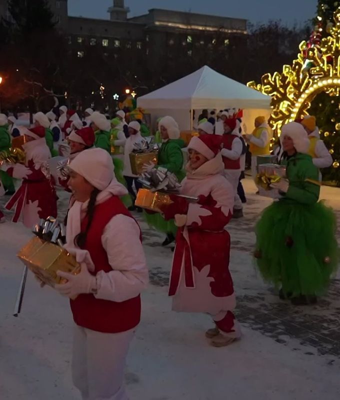Город засиял иллюминацией: мэр Кудрявцев осмотрел новогодние локации