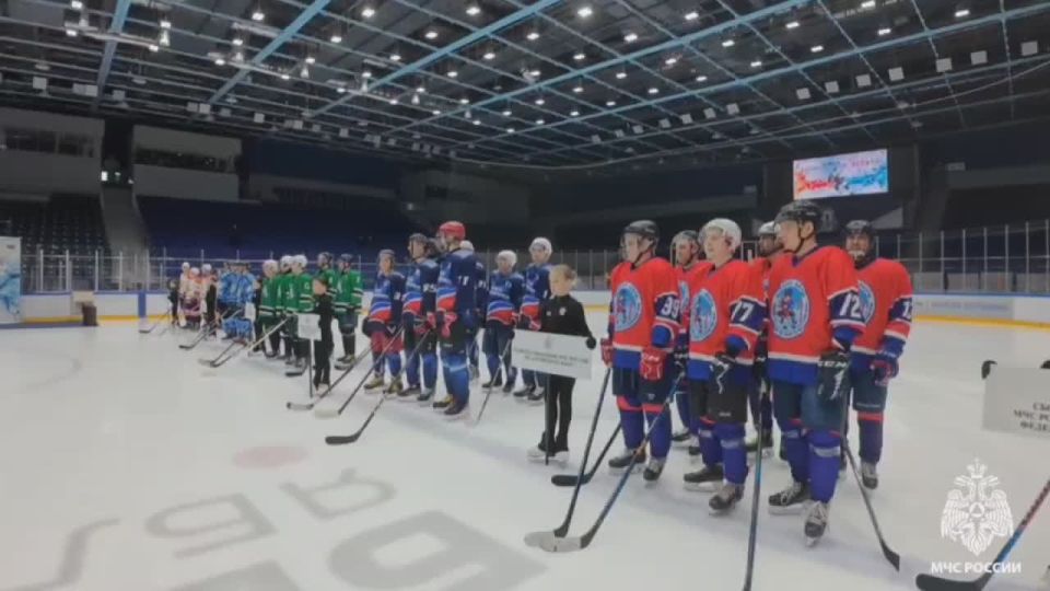 В Новосибирске стартовал хоккейный турнир, посвящённый 35летию МЧС России!