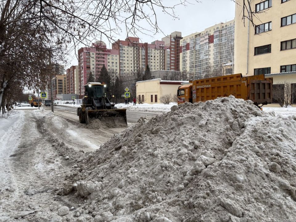 Круглосуточная работа дорожников, взаимодействие с хозсубъектами и борьба с нарушителями парковки – о содержании территории Октябрьского района